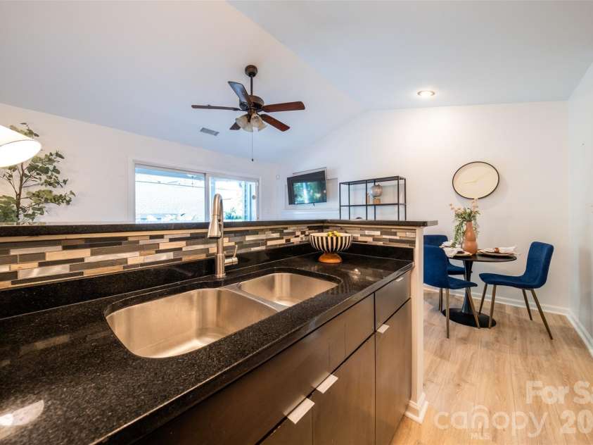 505 Graham Street, Charlotte, NC 28202.  MLS# CAR4346452, YatesRealty ID 11274. 