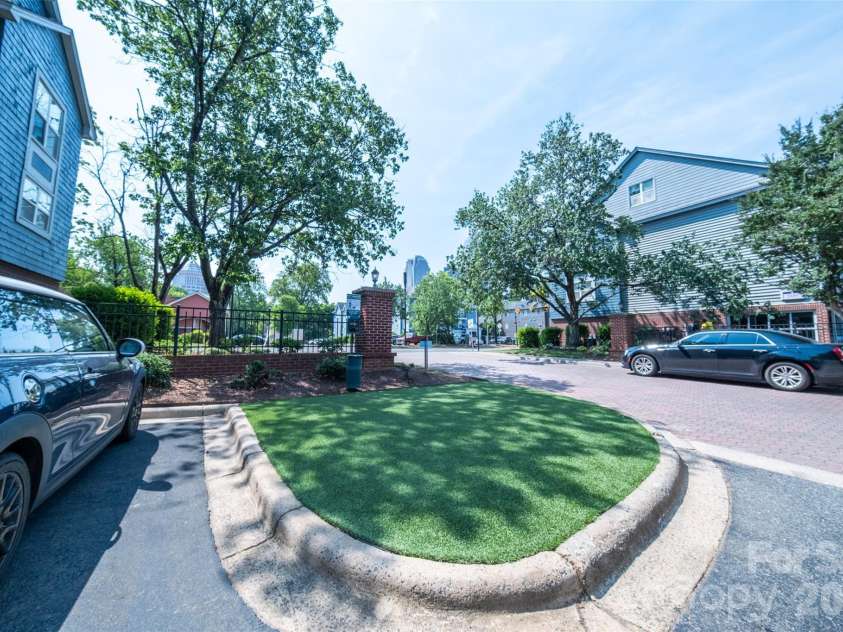 505 Graham Street, Charlotte, NC 28202.  MLS# CAR4346452, YatesRealty ID 11274. 