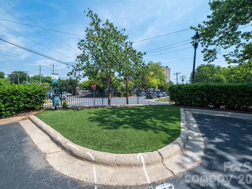 505 Graham Street, Charlotte, NC 28202.  MLS# CAR4346452, YatesRealty ID 11274. 