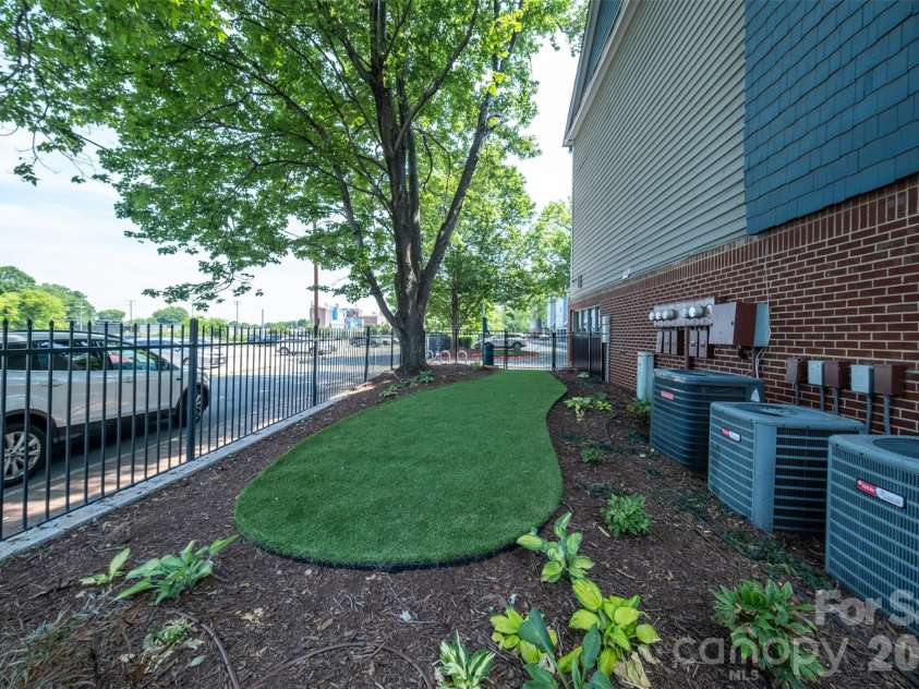505 Graham Street, Charlotte, NC 28202.  MLS# CAR4346452, YatesRealty ID 11274. 