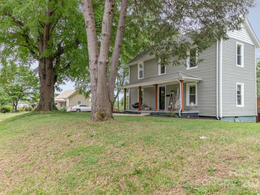 702 Government Street, Lincolnton, NC 28092.  MLS# CAR4255314, YatesRealty ID 11275. 