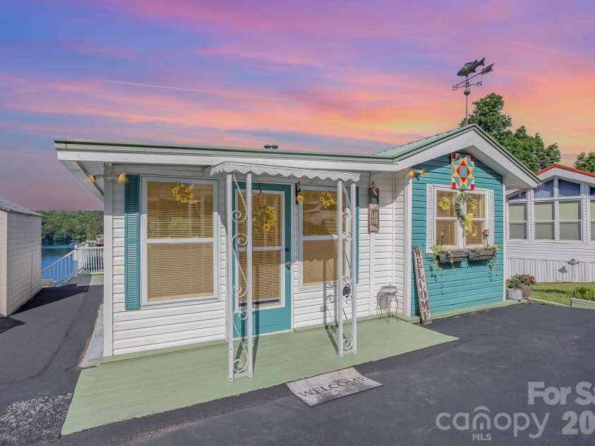 125 Maple Street, New London, NC 28127.  MLS# CAR4366390, YatesRealty ID 11276. 