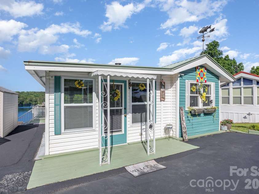 125 Maple Street, New London, NC 28127.  MLS# CAR4366390, YatesRealty ID 11276. 