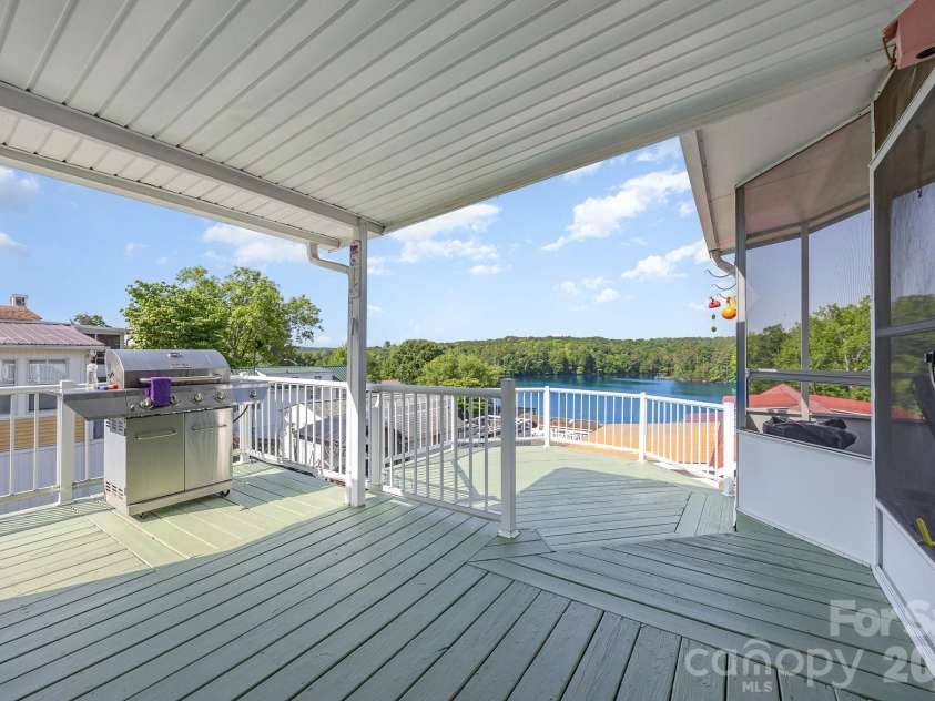 125 Maple Street, New London, NC 28127.  MLS# CAR4366390, YatesRealty ID 11276. 