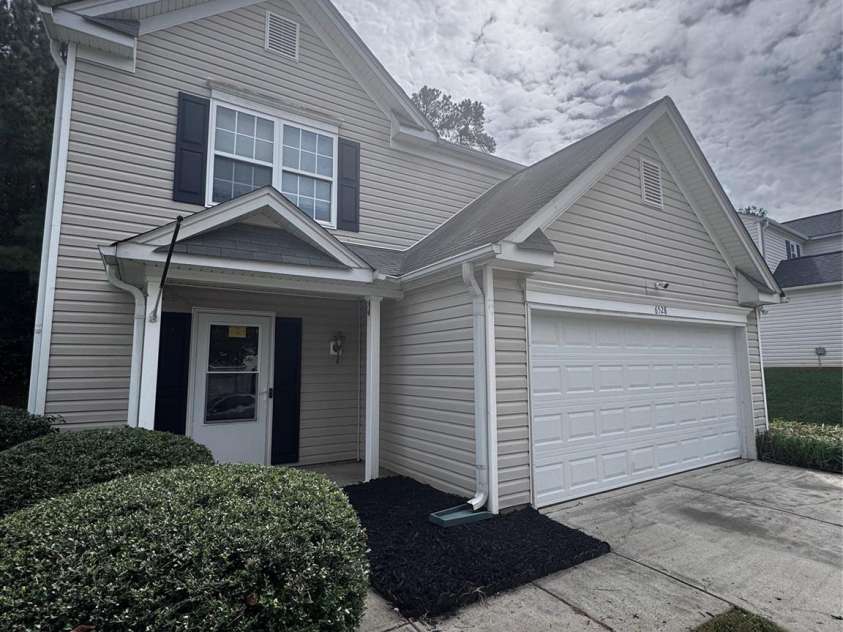 6528 Forest Cross Drive, Charlotte, NC 28216.  MLS# CAR4403057, YatesRealty ID 11278. 