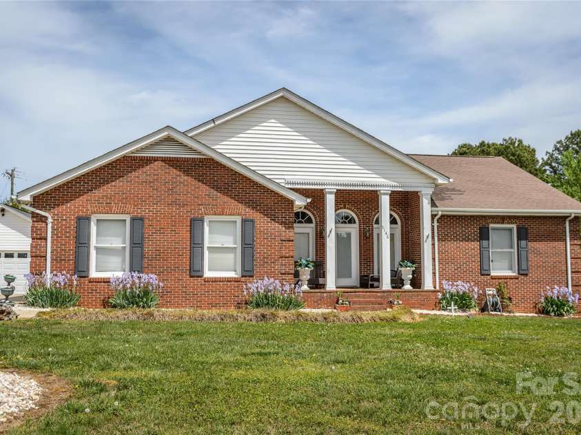 5146 Olde School Drive, Hickory, NC 28602.  MLS# CAR4368767, YatesRealty ID 11279. 