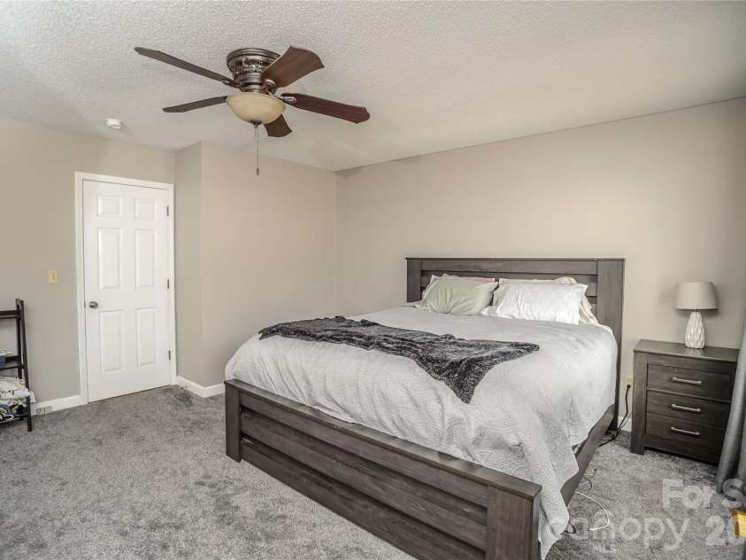 5146 Olde School Drive, Hickory, NC 28602.  MLS# CAR4368767, YatesRealty ID 11279. 