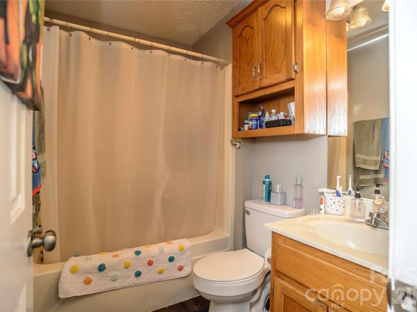 5146 Olde School Drive, Hickory, NC 28602.  MLS# CAR4368767, YatesRealty ID 11279. 