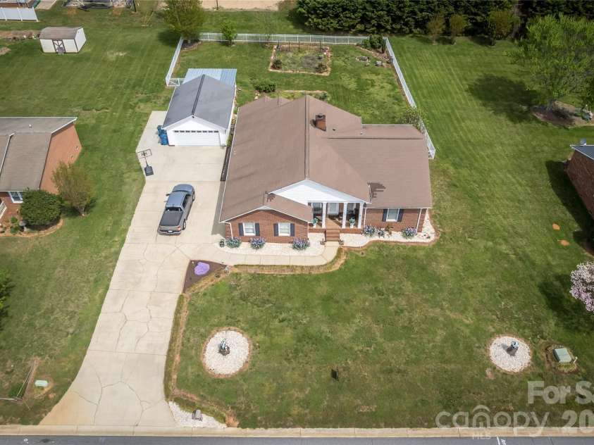 5146 Olde School Drive, Hickory, NC 28602.  MLS# CAR4368767, YatesRealty ID 11279. 