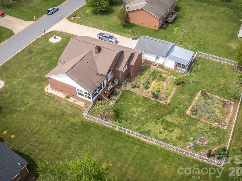 5146 Olde School Drive, Hickory, NC 28602.  MLS# CAR4368767, YatesRealty ID 11279. 
