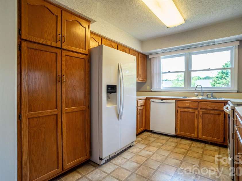 5146 Olde School Drive, Hickory, NC 28602.  MLS# CAR4368767, YatesRealty ID 11279. 