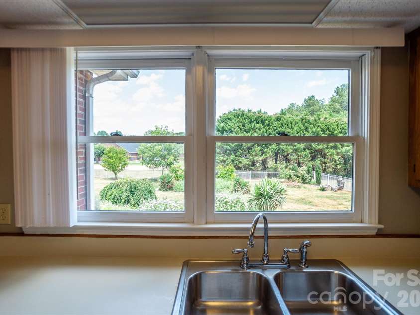 5146 Olde School Drive, Hickory, NC 28602.  MLS# CAR4368767, YatesRealty ID 11279. 