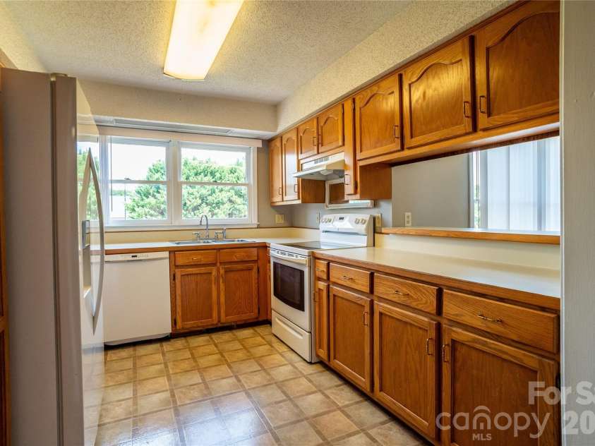 5146 Olde School Drive, Hickory, NC 28602.  MLS# CAR4368767, YatesRealty ID 11279. 