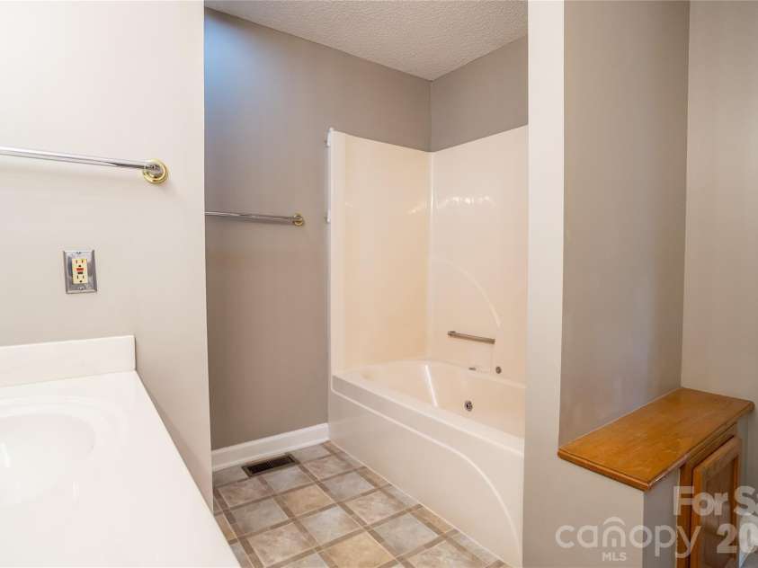 5146 Olde School Drive, Hickory, NC 28602.  MLS# CAR4368767, YatesRealty ID 11279. 