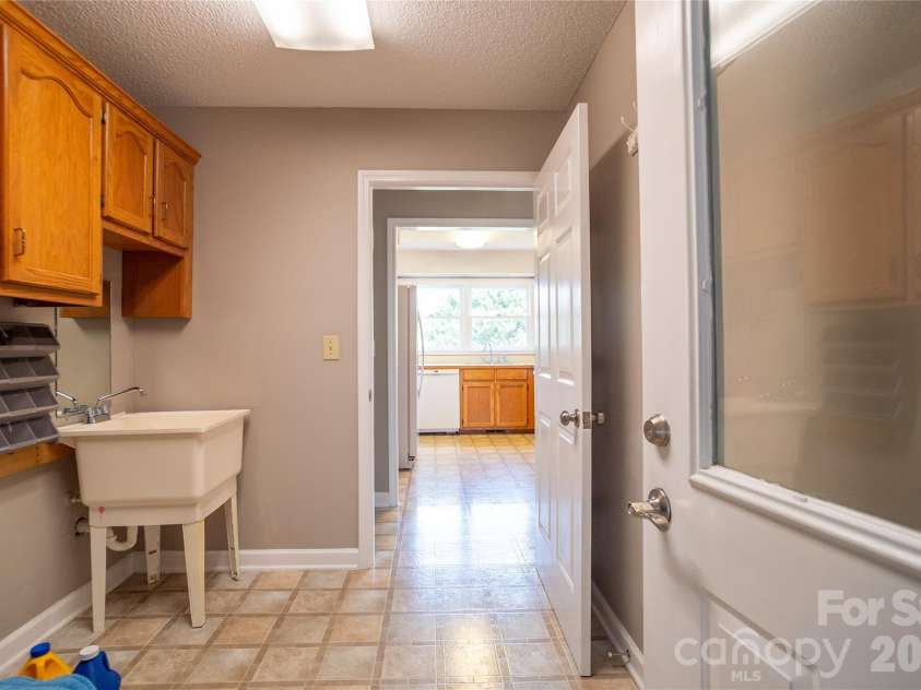 5146 Olde School Drive, Hickory, NC 28602.  MLS# CAR4368767, YatesRealty ID 11279. 