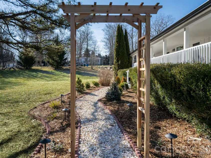 2 Shady Oak Lane, Arden, NC 28704.  MLS# CAR4404910, YatesRealty ID 1128. 