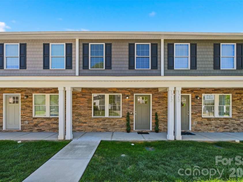 3953 Newhall Drive, Hickory, NC 28601.  MLS# CAR4369343, YatesRealty ID 11283. 3953 Newhall - Focused Front Walk