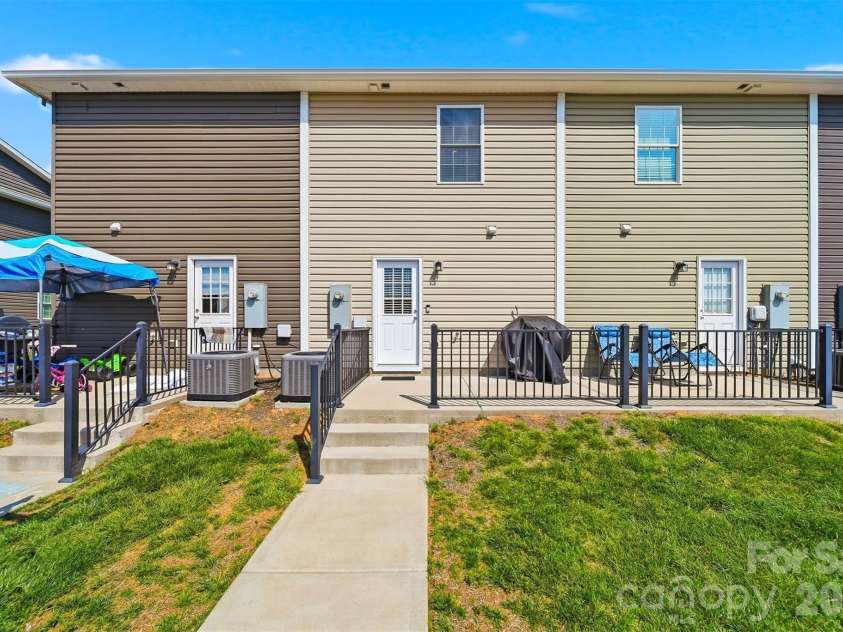 3953 Newhall Drive, Hickory, NC 28601.  MLS# CAR4369343, YatesRealty ID 11283. Focused Back Entry/Walkway View