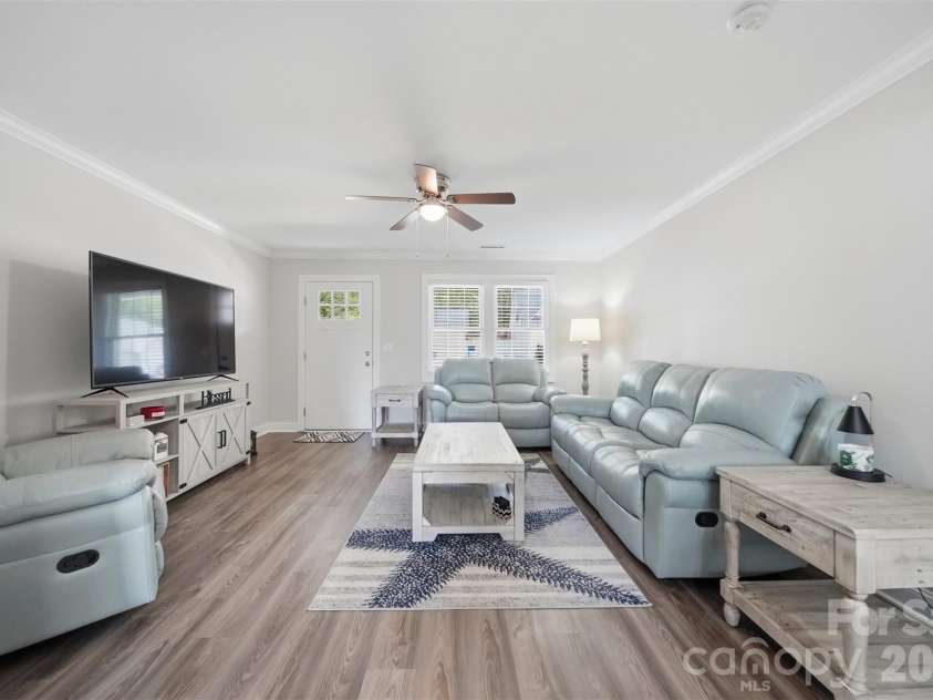 3953 Newhall Drive, Hickory, NC 28601.  MLS# CAR4369343, YatesRealty ID 11283. Open Concept Living/Front Entry View