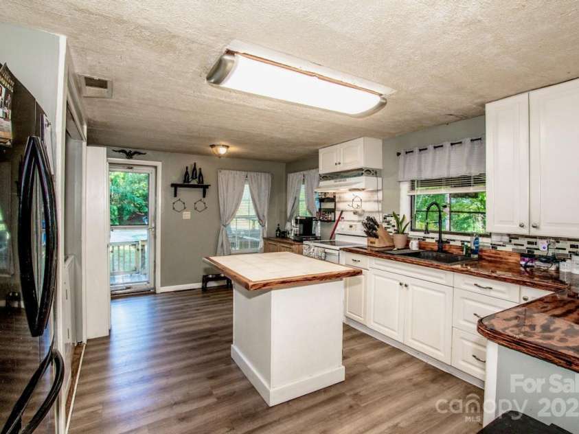 7733 Skyline Drive, Sherrills Ford, NC 28673.  MLS# CAR4252514, YatesRealty ID 11286. 