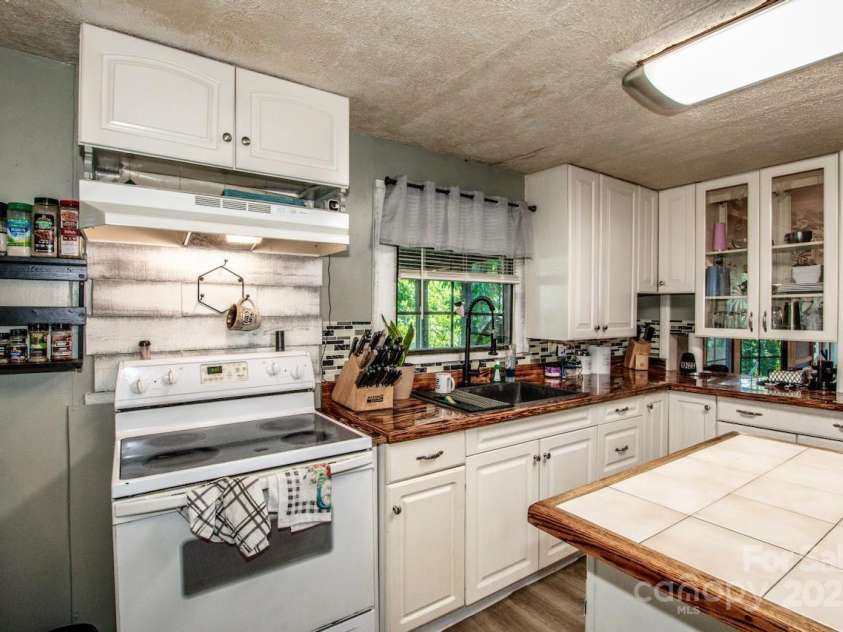 7733 Skyline Drive, Sherrills Ford, NC 28673.  MLS# CAR4252514, YatesRealty ID 11286. 