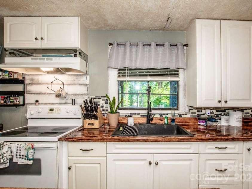 7733 Skyline Drive, Sherrills Ford, NC 28673.  MLS# CAR4252514, YatesRealty ID 11286. 