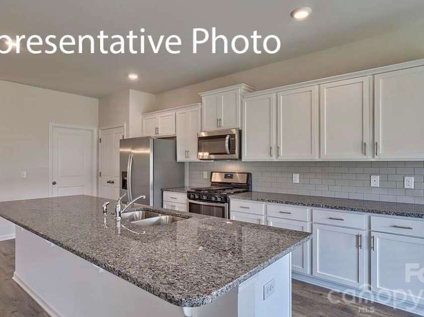 6519 Barcelona Way, Charlotte, NC 28214.  MLS# CAR4387546, YatesRealty ID 11296. 