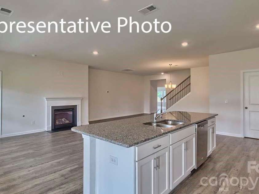 6519 Barcelona Way, Charlotte, NC 28214.  MLS# CAR4387546, YatesRealty ID 11296. 