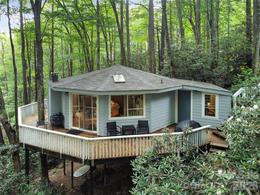 560 Laurel Ridge Road, Banner Elk, NC 28604.  MLS# CAR4363770, YatesRealty ID 11299. 