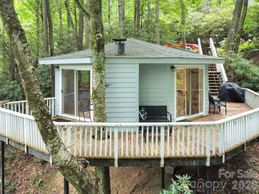560 Laurel Ridge Road, Banner Elk, NC 28604.  MLS# CAR4363770, YatesRealty ID 11299. 