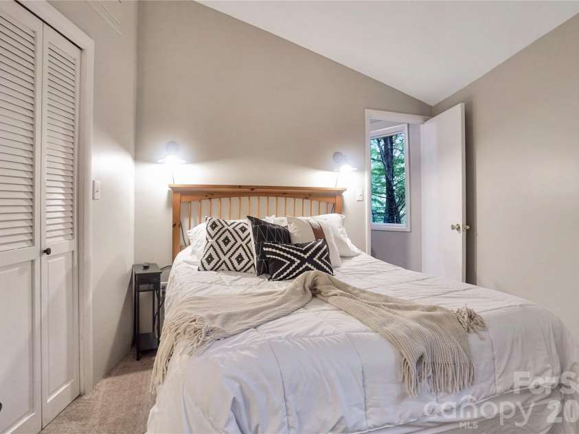 560 Laurel Ridge Road, Banner Elk, NC 28604.  MLS# CAR4363770, YatesRealty ID 11299. 