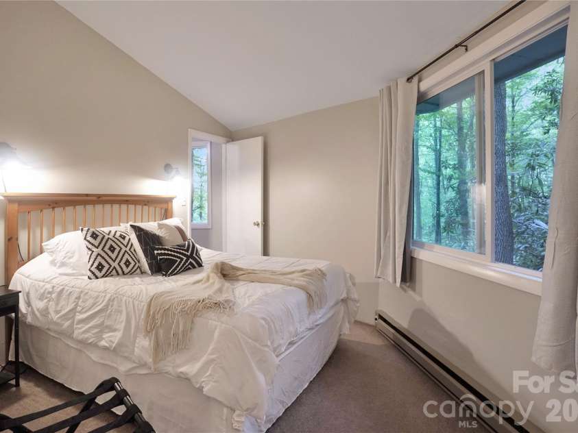 560 Laurel Ridge Road, Banner Elk, NC 28604.  MLS# CAR4363770, YatesRealty ID 11299. 