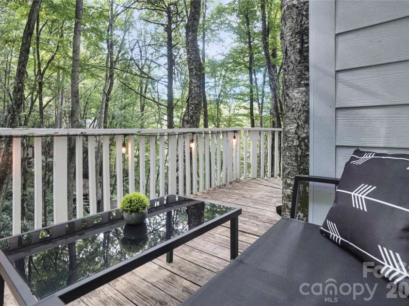 560 Laurel Ridge Road, Banner Elk, NC 28604.  MLS# CAR4363770, YatesRealty ID 11299. 