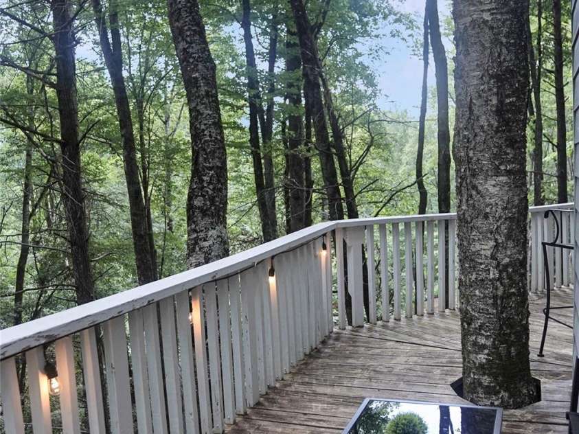560 Laurel Ridge Road, Banner Elk, NC 28604.  MLS# CAR4363770, YatesRealty ID 11299. 