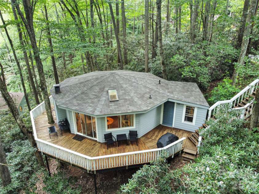 560 Laurel Ridge Road, Banner Elk, NC 28604.  MLS# CAR4363770, YatesRealty ID 11299. 