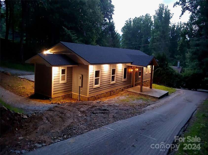15 Dutch Apple Lane, Waynesville, NC 28786.  MLS# CAR4150056, YatesRealty ID 113. Exterior Down Lighting