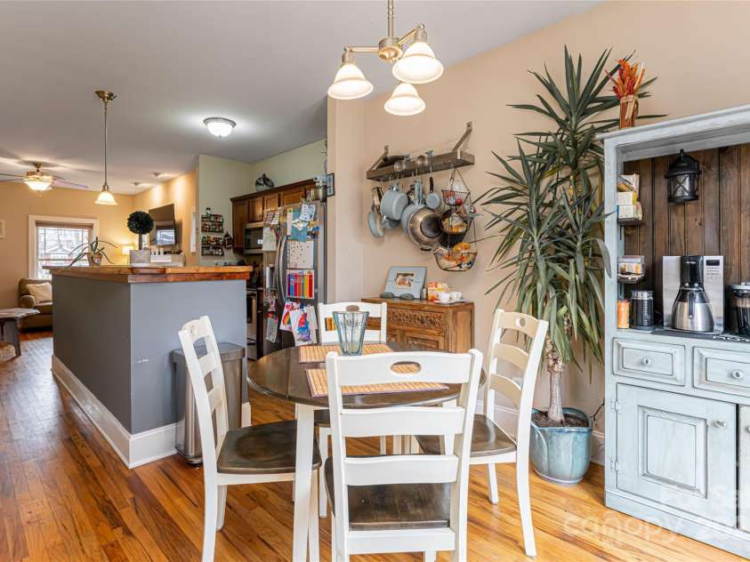 26 Lamar Avenue, Asheville, NC 28803.  MLS# CAR4215412, YatesRealty ID 1130. 