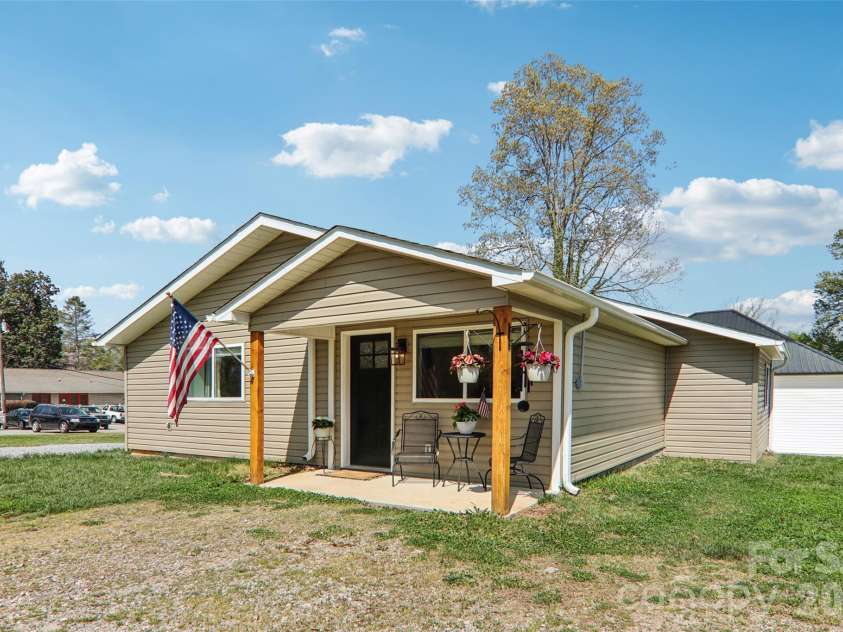 111 Crawford Street, Landrum, SC 29356.  MLS# CAR4369383, YatesRealty ID 11300. 