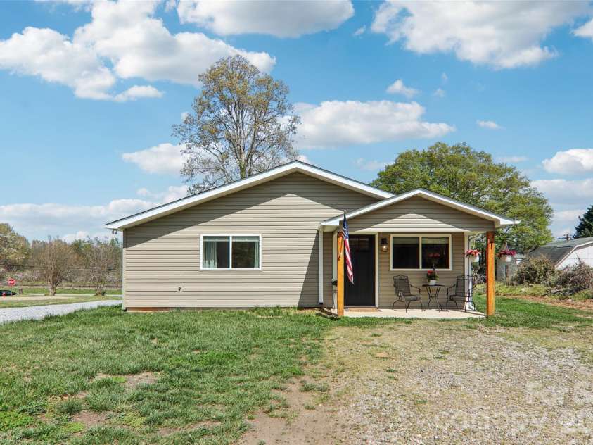111 Crawford Street, Landrum, SC 29356.  MLS# CAR4369383, YatesRealty ID 11300. 