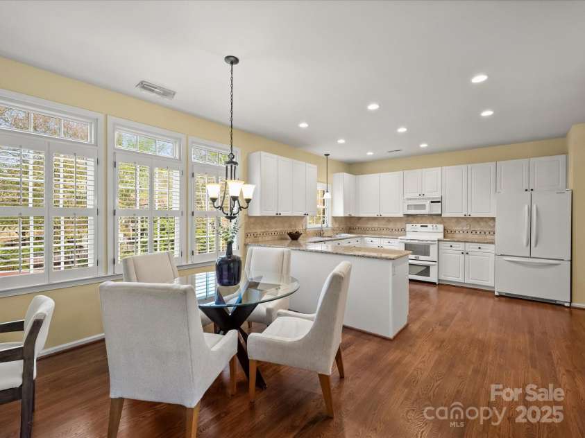 213 Walnut Point Drive, Matthews, NC 28105.  MLS# CAR4246616, YatesRealty ID 11307. Breakfast area