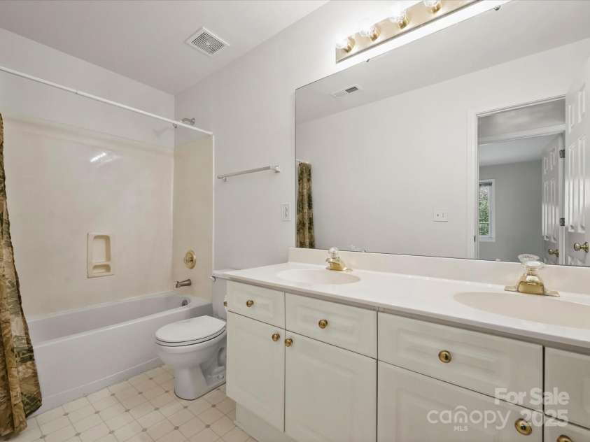 213 Walnut Point Drive, Matthews, NC 28105.  MLS# CAR4246616, YatesRealty ID 11307. Hall bath