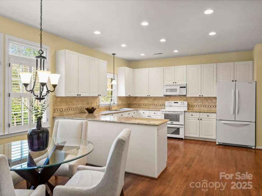 213 Walnut Point Drive, Matthews, NC 28105.  MLS# CAR4246616, YatesRealty ID 11307. Kitchen