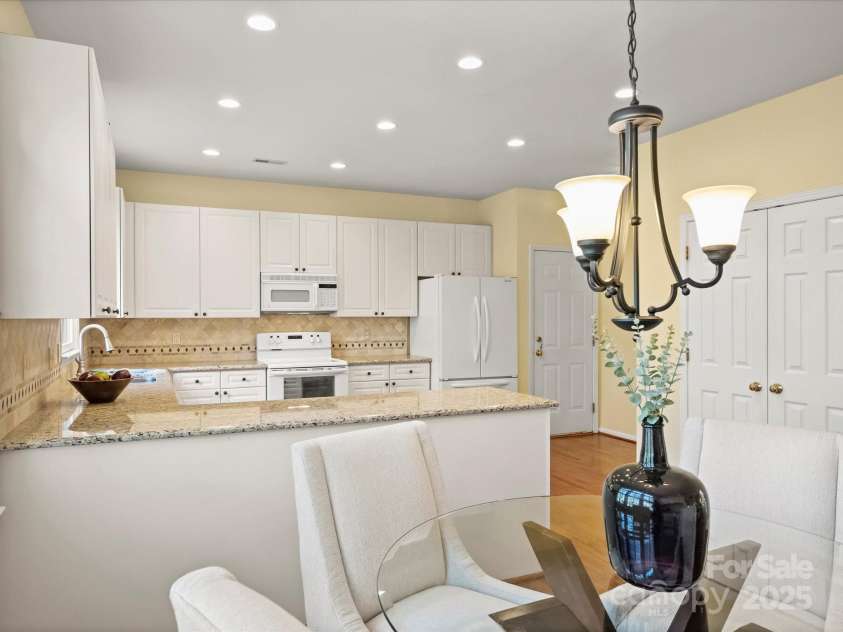 213 Walnut Point Drive, Matthews, NC 28105.  MLS# CAR4246616, YatesRealty ID 11307. Kitchen