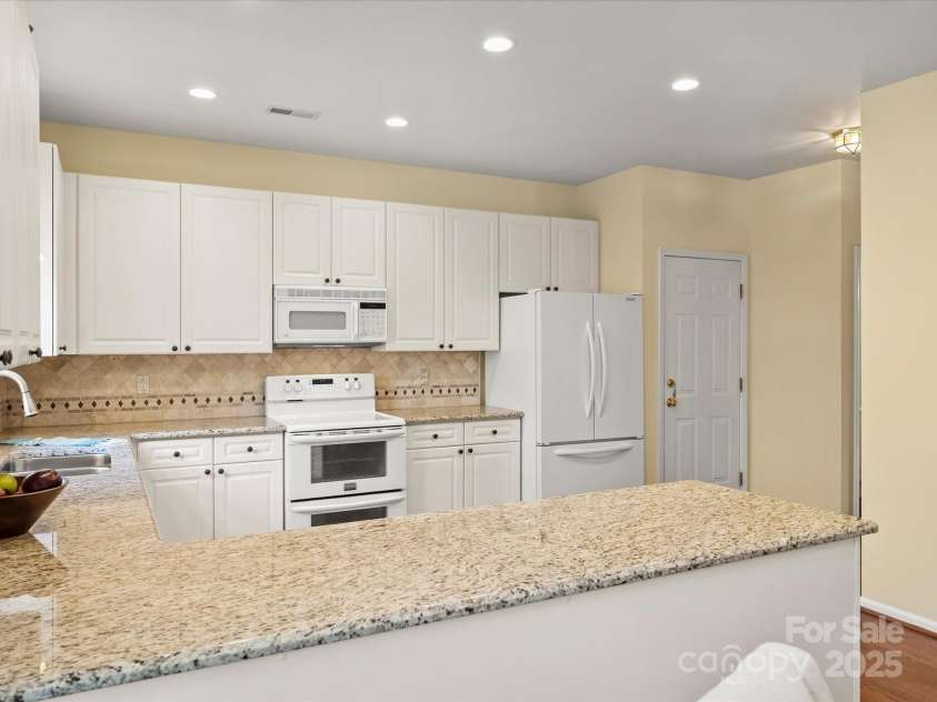 213 Walnut Point Drive, Matthews, NC 28105.  MLS# CAR4246616, YatesRealty ID 11307. Kitchen