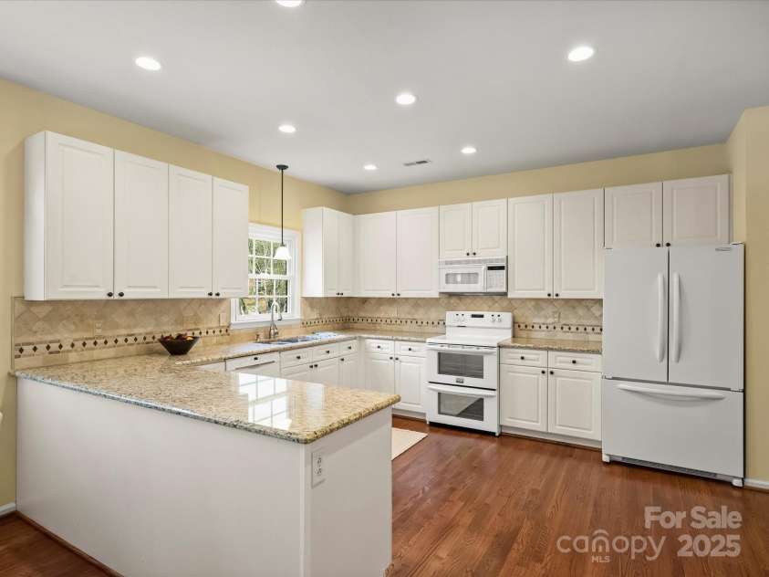 213 Walnut Point Drive, Matthews, NC 28105.  MLS# CAR4246616, YatesRealty ID 11307. Kitchin