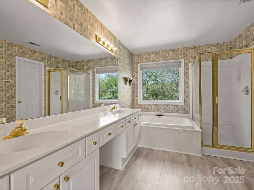 213 Walnut Point Drive, Matthews, NC 28105.  MLS# CAR4246616, YatesRealty ID 11307. Primary Bath