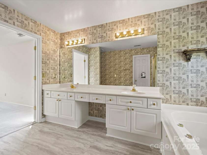 213 Walnut Point Drive, Matthews, NC 28105.  MLS# CAR4246616, YatesRealty ID 11307. Primary Bath