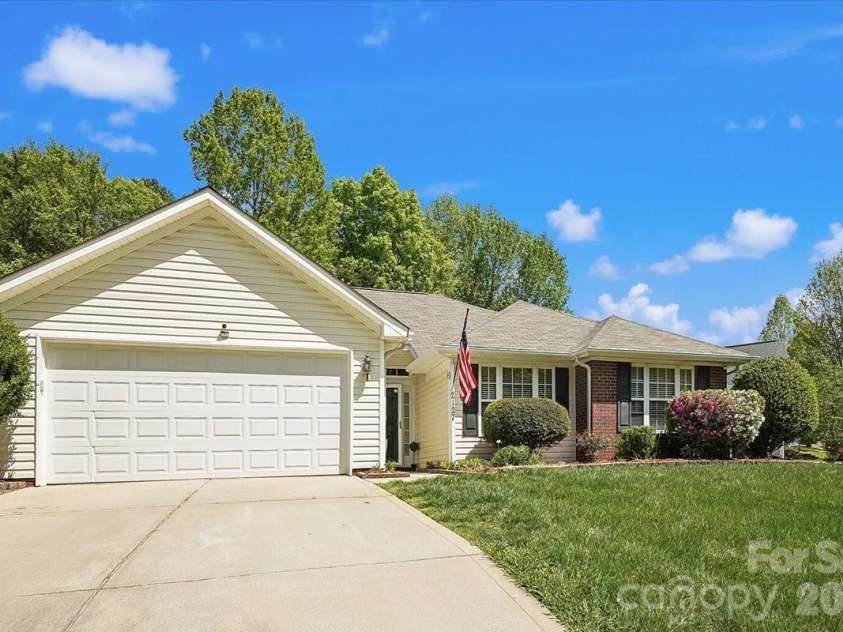 2127 Candlelight Woods Drive, Matthews, NC 28105.  MLS# CAR4369678, YatesRealty ID 11309. 