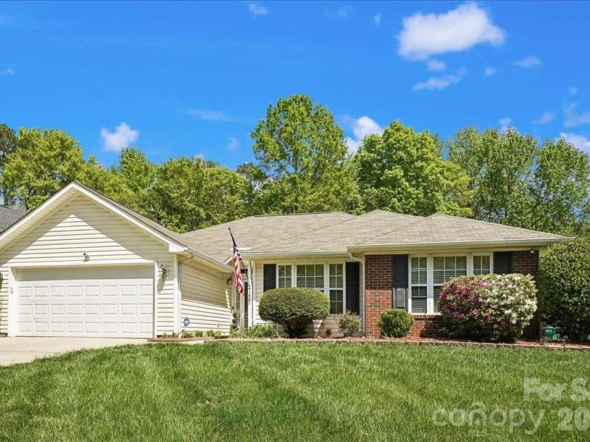 2127 Candlelight Woods Drive, Matthews, NC 28105.  MLS# CAR4369678, YatesRealty ID 11309. 