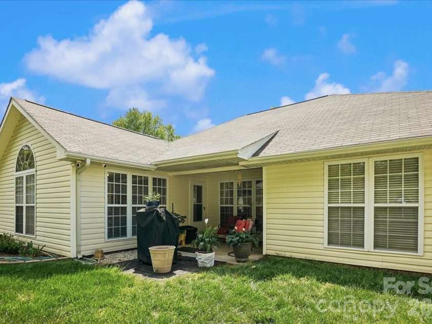 2127 Candlelight Woods Drive, Matthews, NC 28105.  MLS# CAR4369678, YatesRealty ID 11309. 